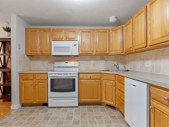 3rd image of 31 Bridle Cross Rd #31