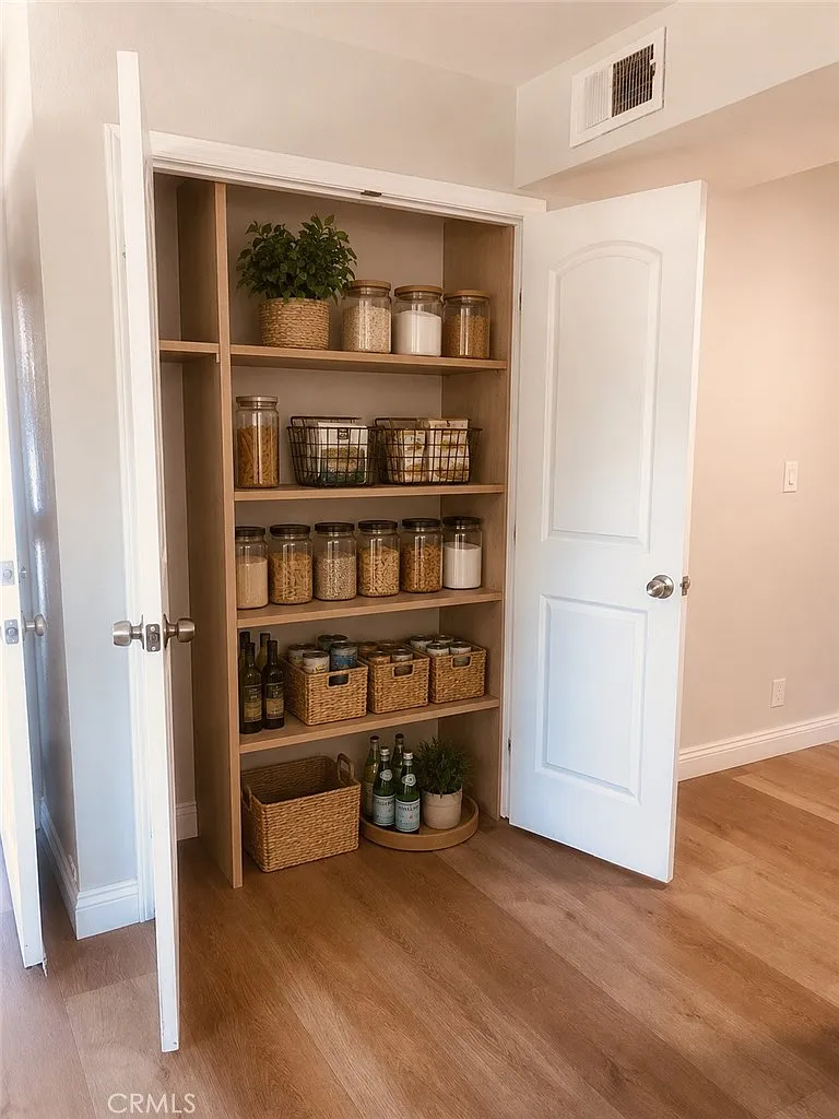 3 bed, 1100 sqft, $3,195 — Photo 4