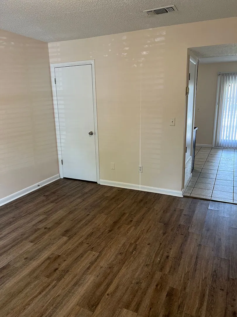 Pool-View/ Access - 2 Bedroom 1.5 Bath Townhome - $1500 /Mo. — Photo 3