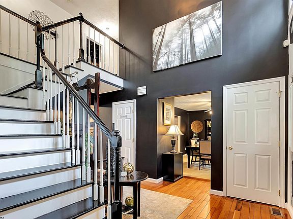 4th image of 12 Skyview Dr