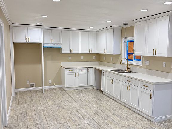 4th image of 838 E 99th St