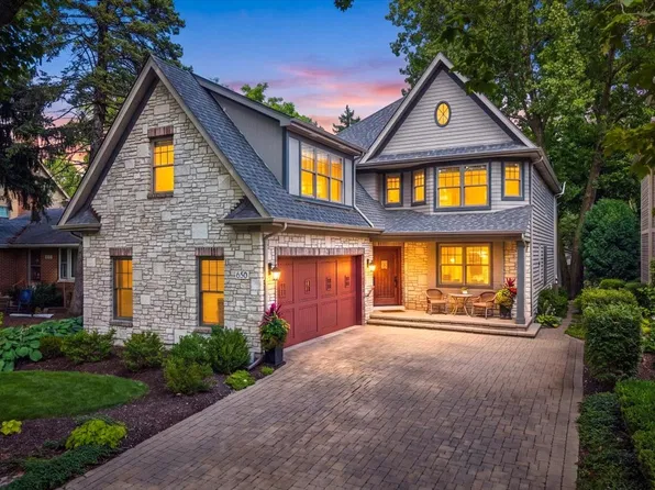 650 N Webster St, Naperville, IL 60563