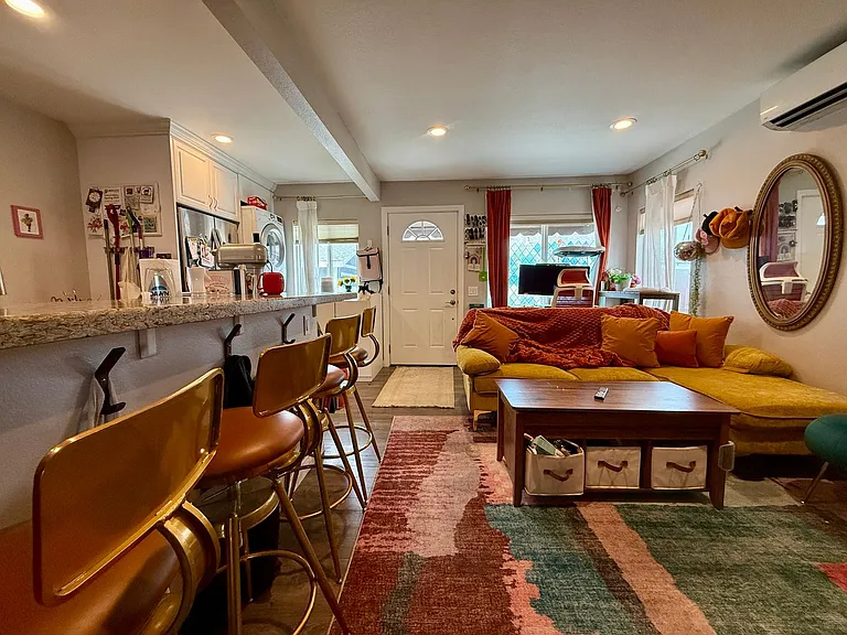 Modern Bungalow with W/D + A/C! Assigned Parking Included & 1 Garage Storage! — Photo 16
