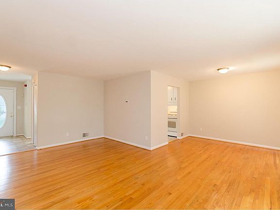 4th image of 8206 Chancery Ct