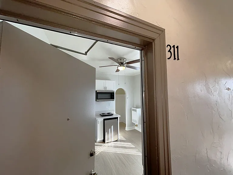 320 N Ardmore Ave #311 — Photo 2