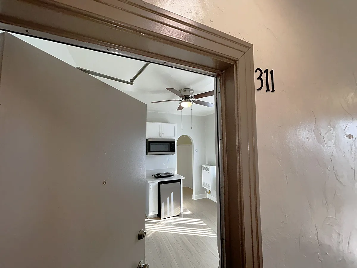 Building Photo - 320 N Ardmore Ave #311