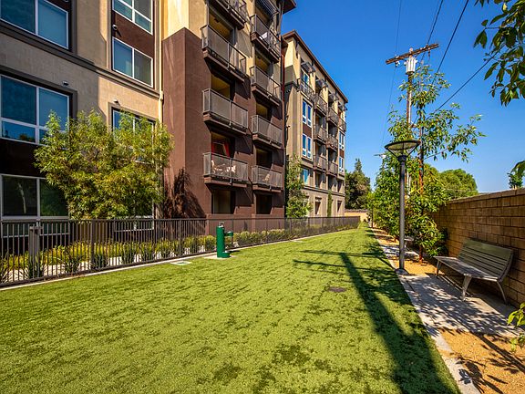 5th image of 22121 Clarendon St #421