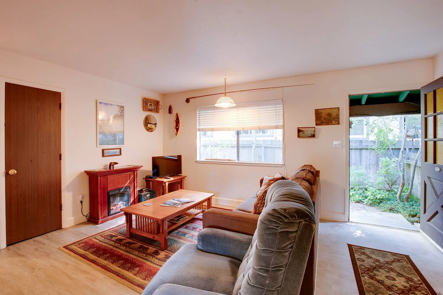 2 bed, 1.0 bath, 796 sqft, $4,419 — Photo 2