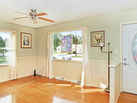 2nd image of 1300 Brookmark St SE