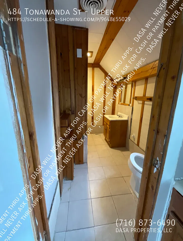 484 Tonawanda Upper - 2 Bed / 1 Bath — Photo 4