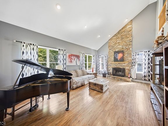 5th image of 18 Cornerstone Dr