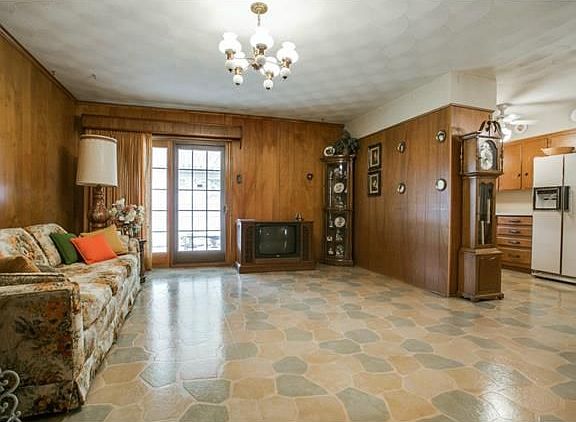 2nd image of 823 Dixon Dr