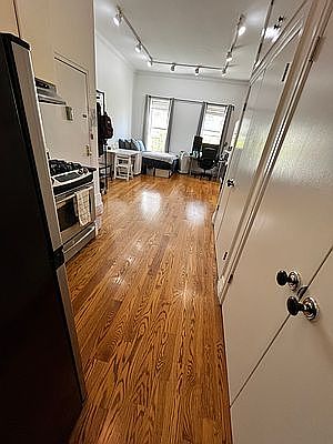 3rd image of 212 E 70th St APT 4A
