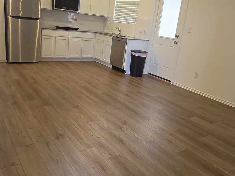 1261 Aquilla Dr — Photo 2