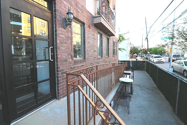 Sold by Dom Realty | media 22