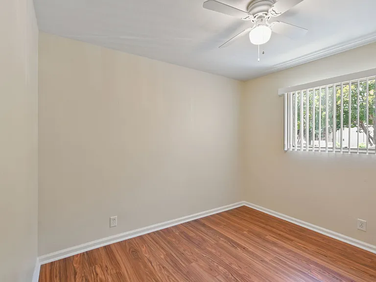 ROCKINGHAM APARTMENTS — Photo 38