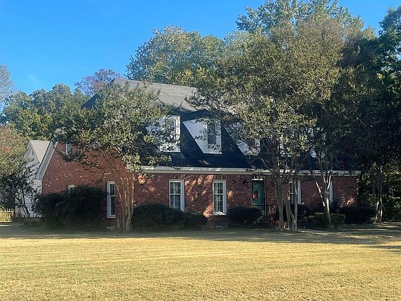 3rd image of 2 Robinwood Dr