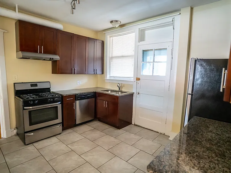 3305 W Sunnyside Ave — Photo 2
