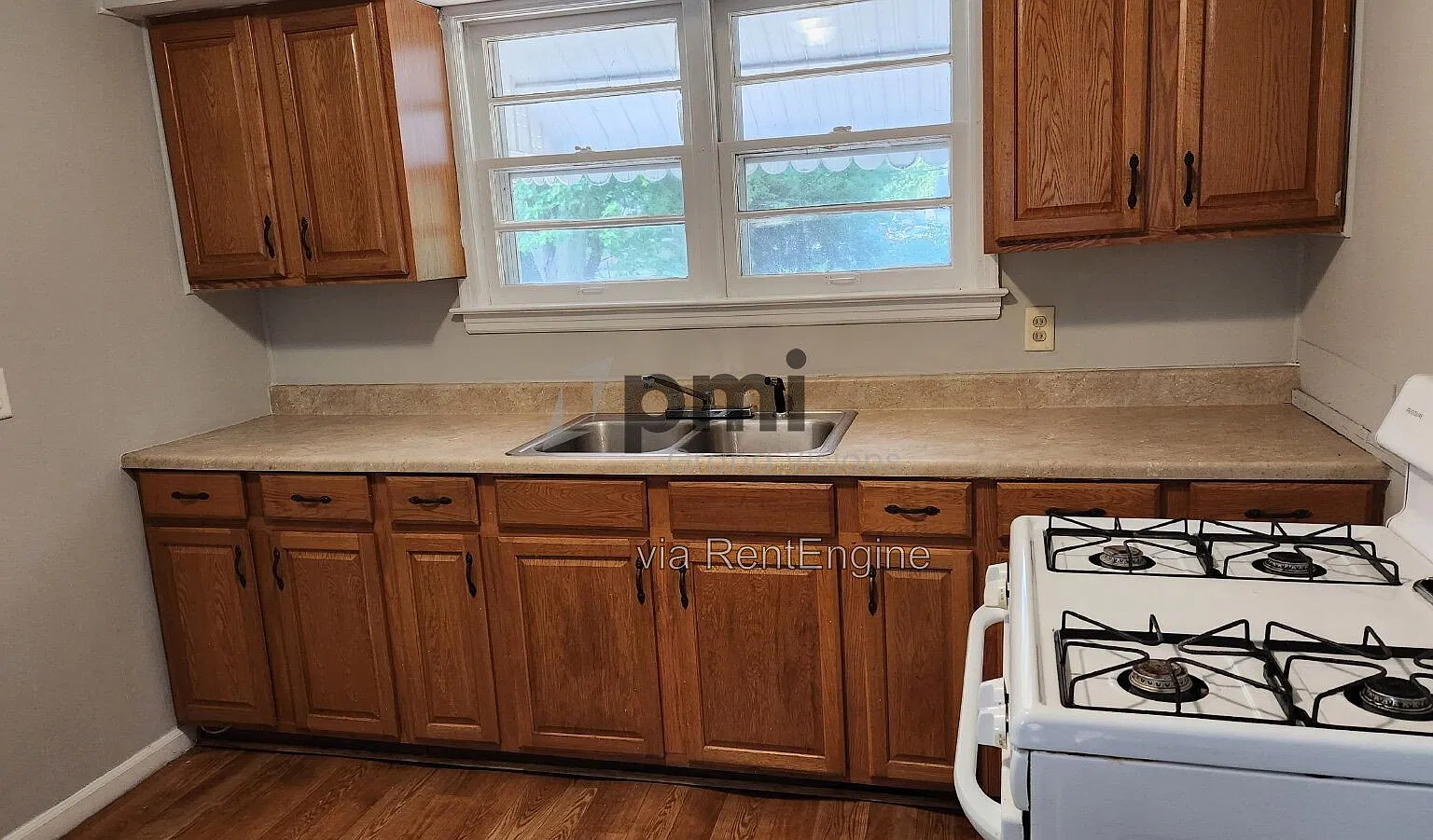 2 bed, 1.0 bath, 720 sqft, $941 — Photo 2
