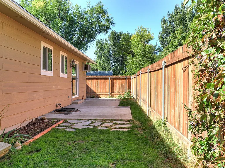 Beautifully Renovated 2 Bed, 1 Bath Townhouse Available July 1st! — Photo 21