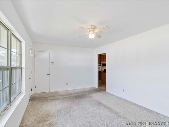 4th image of 900 E Hastain Ave