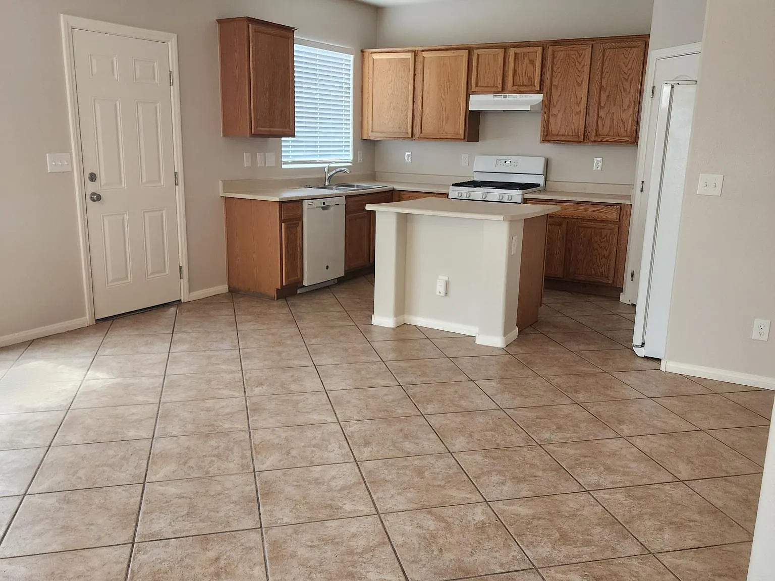 6 bed, 1976 sqft, $2,800 — Photo 4
