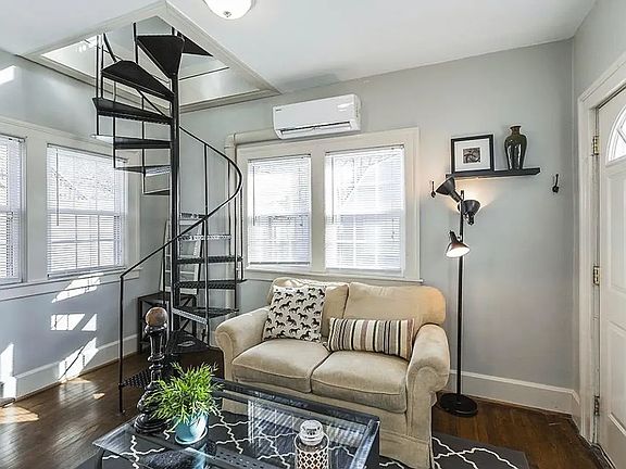 3rd image of 1828 Nicholasville Rd APT 3