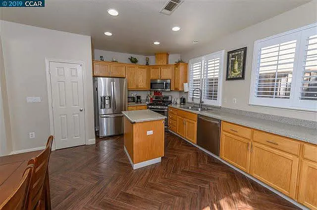 4 bed, 2.5 bath, 1618 sqft, $4,100 — Photo 3