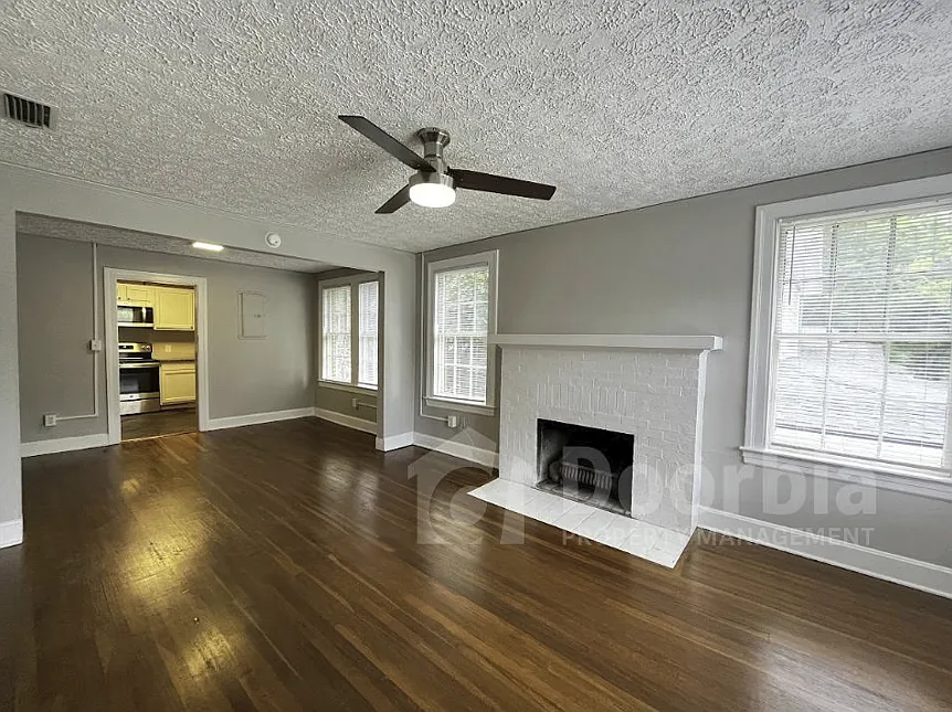 Spacious 1 Bedroom / 1 Bathroom Apartment in Classic Brick Quadplex — Photo 3