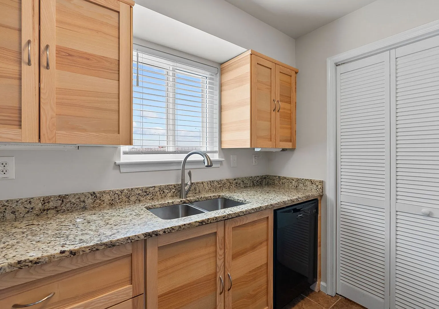 Beachfront 2BR/2BA Condo with Water Views in Norfolk Water Included — Photo 3
