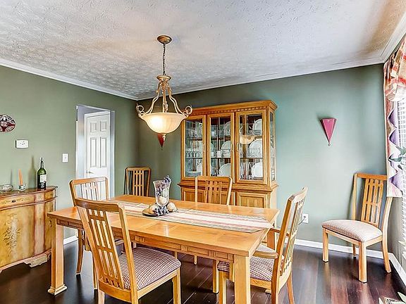 5th image of 66 E Waterbury Dr