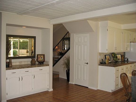 Lots of kitchen cabinets