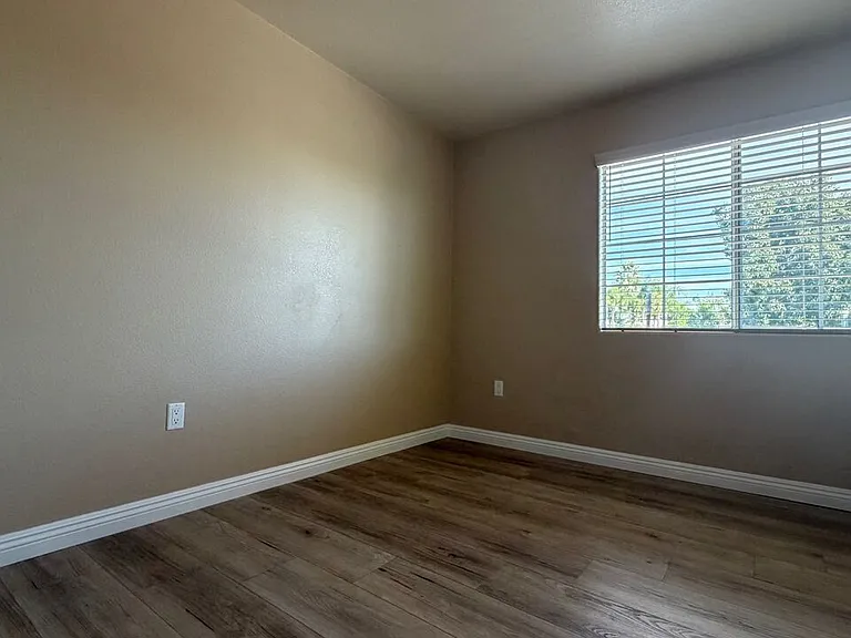 1210 W 39th St #5 — Photo 13