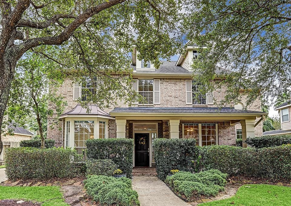 Enjoy living on a beautiful quiet cul de sac street with mature trees in beautiful Grand Lakes and take advantage of the LOW TAX area and close proximity to Alexander Elementary school. No need to sit in a long car pool line when you live a very shor