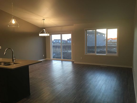 4th image of 744 Albert Dr W