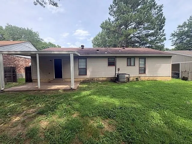 3 bed, 1.0 bath, 1053 sqft, $1,300 — Photo 2