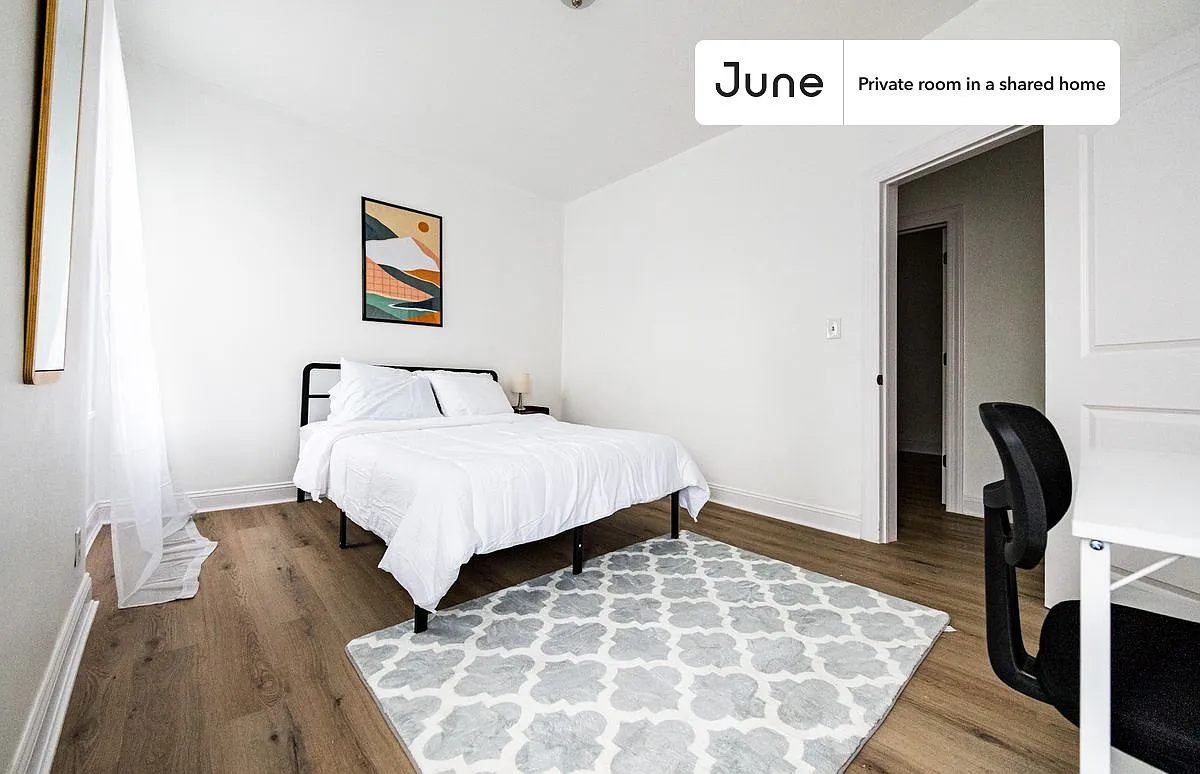 Queen bedroom in 4 bed/1 bath home in Sunset Park #1876 A — Photo 2