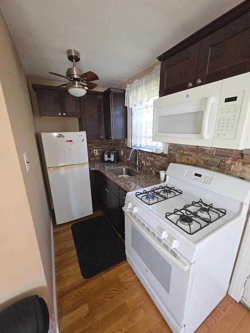 1 bed, 400 sqft, $1,000 — Photo 3
