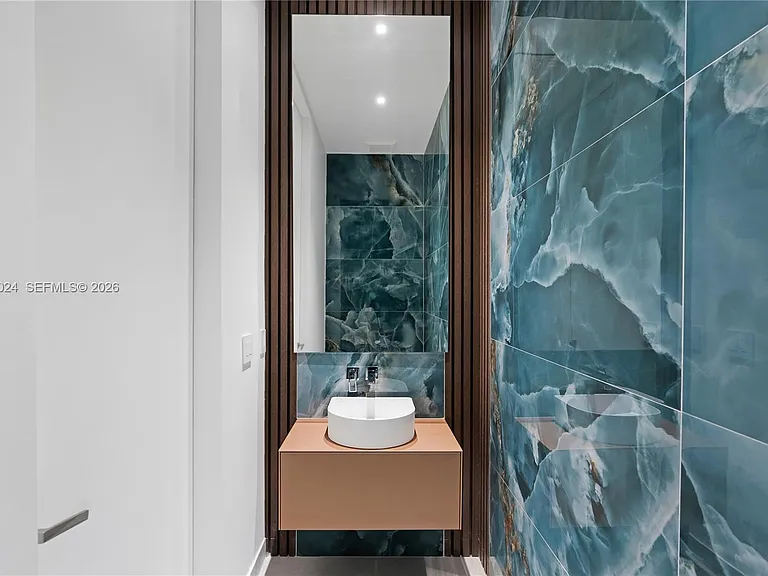 501 Palm Dr — Photo 24