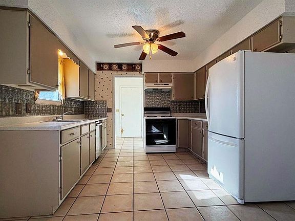 4th image of 2436 Diane Dr