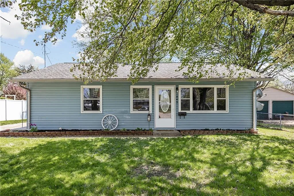 445 Parkview Dr photo 1