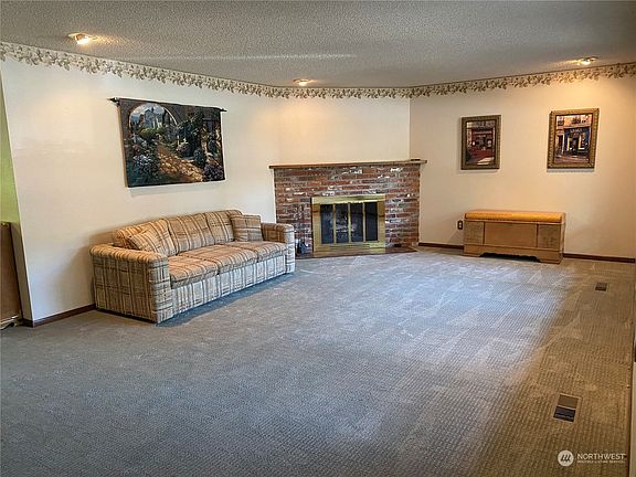 Living Room>