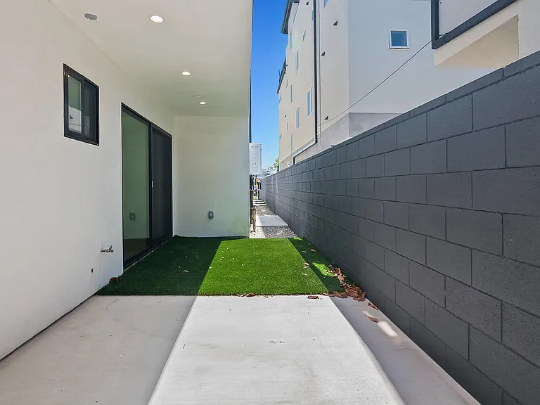 2631 S Cochran Ave — Photo 12