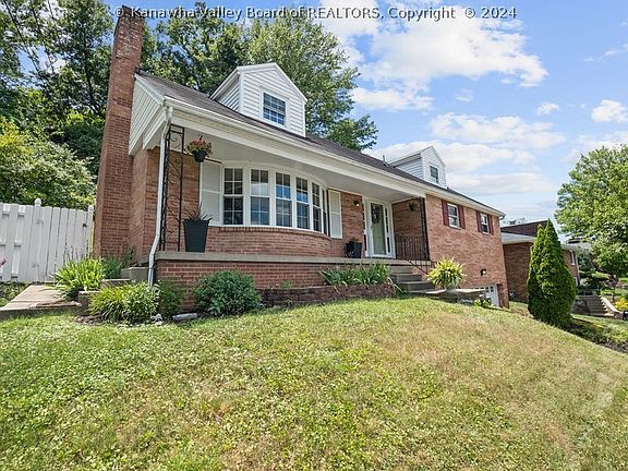 3rd image of 405 Sheridan Cir