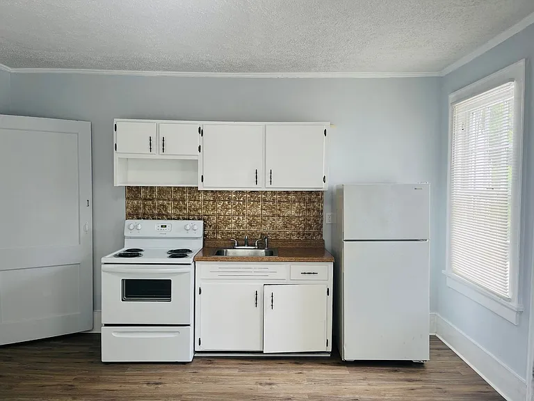 504 Broad St — Photo 8