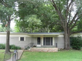 905 NE 5th St, Smithville, TX 78957