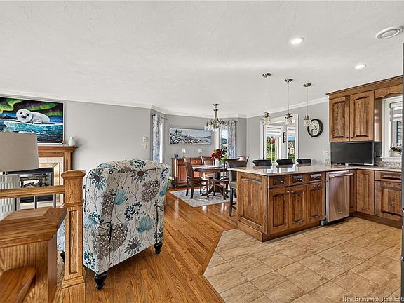 3rd image of 77 Crawford St
