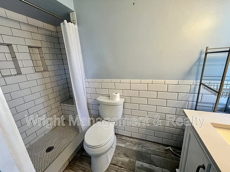 2323 Surrey Ln — Photo 12