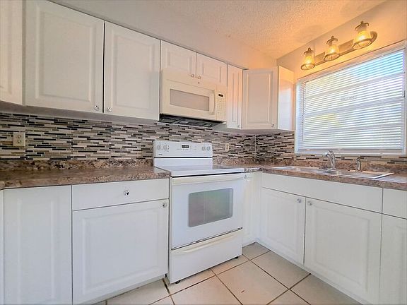 5th image of 325 W Belmar St