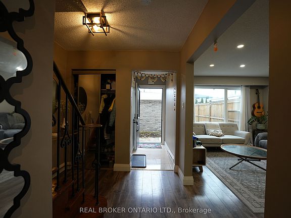 3rd image of 8 Ralgreen Cres